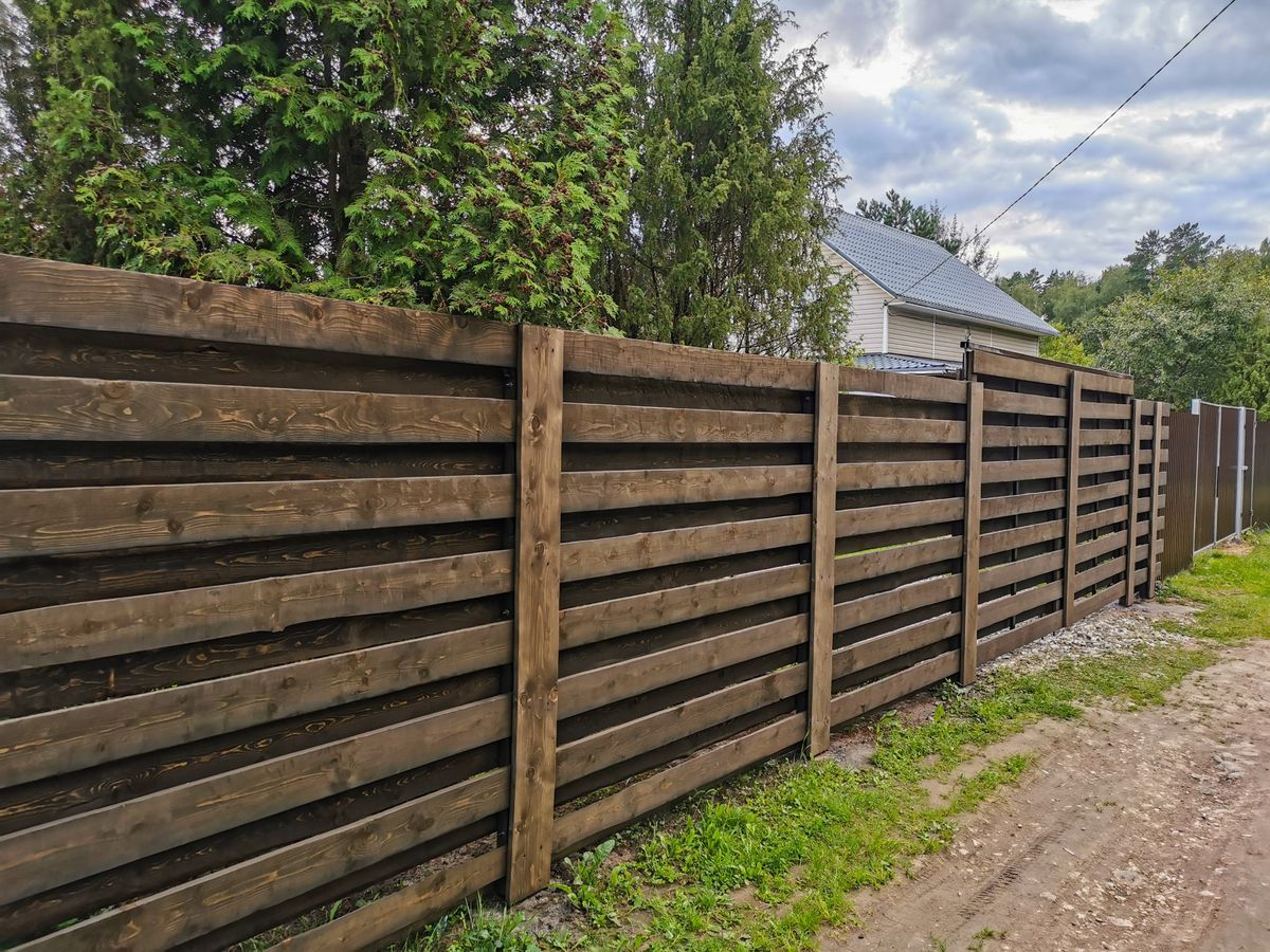 gard din lemn rustic